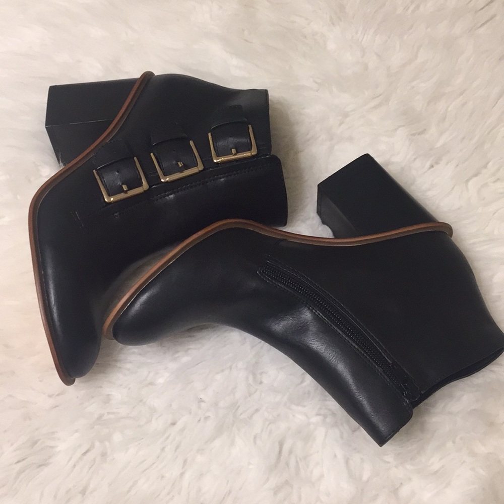 UnRestricted black buckle bootie 3in heel    Sz 9
